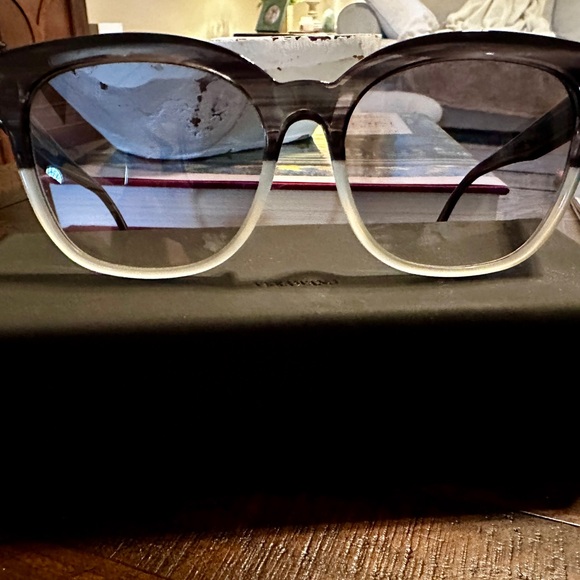 Vera Wang sunglasses.  Perfect condition.  Gorgeous gray and Smokey gray frames. - Picture 2 of 4